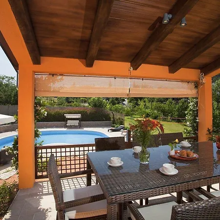 فيلة Luxury With A Swimming Pool 14872 *