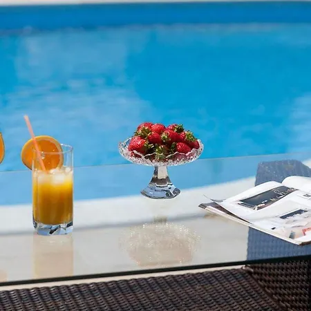 Luxury With A Swimming Pool 14872