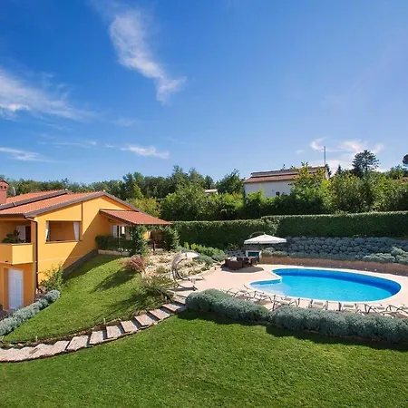 Luxury With A Swimming Pool 14872 Karojba